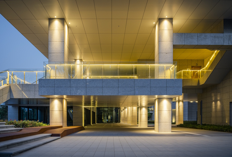 Jasa Facade Lighting untuk Membuat Tampilan Gedung Lebih Ikonik dan Profesional